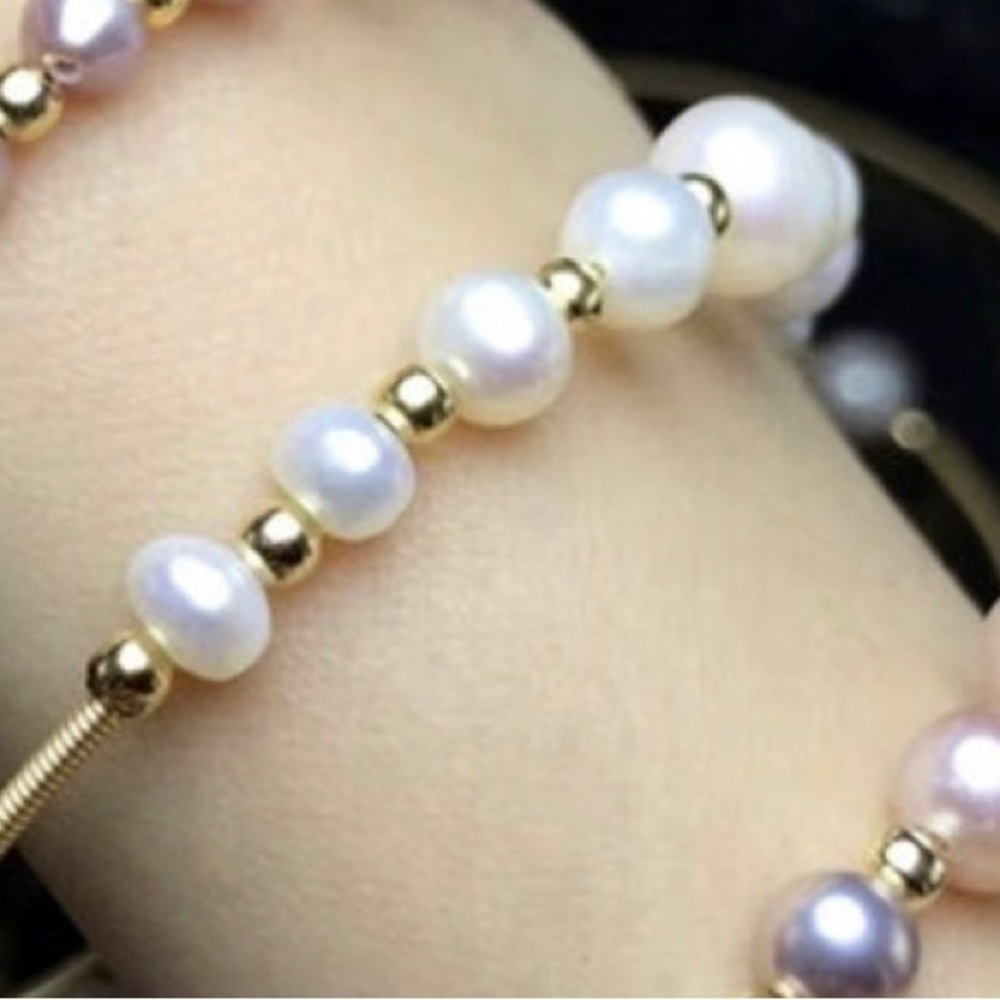 NATURAL white pearl adjustable/stretch wire bracelet